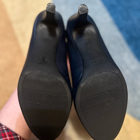 Naturalizer Classic Navy Heels - Picture 4 of 4